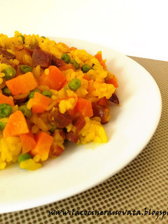 Una foto de Arroz con verduras y jamón al microondas🥕🥘