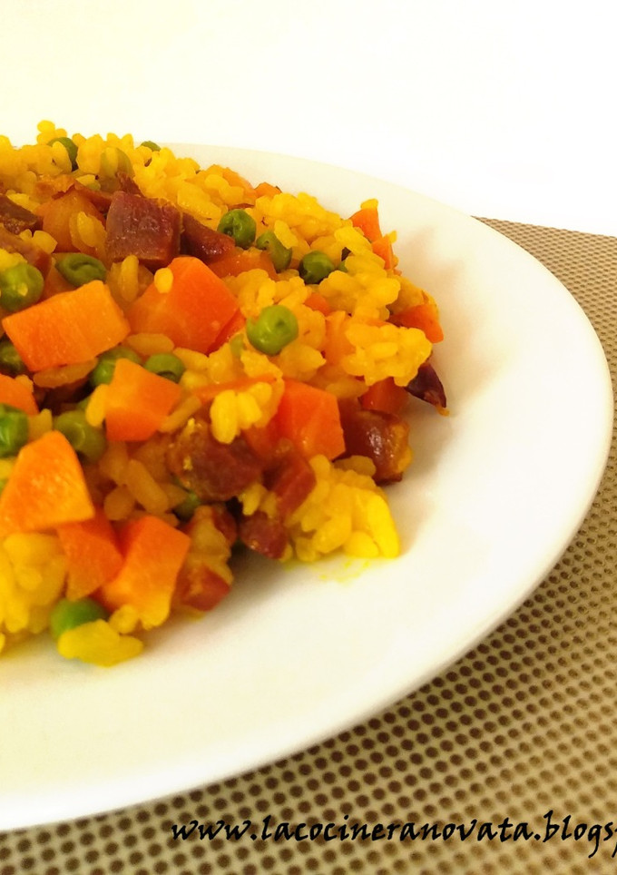 Una foto de Arroz con verduras y jamón al microondas🥕🥘