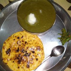 A picture of Sarso da saag with Makka de roti.