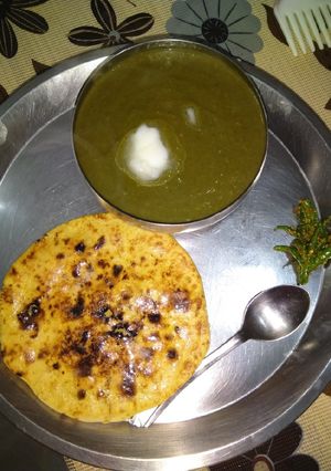 A picture of Sarso da saag with Makka de roti.