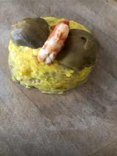 Una foto de Ensaladilla de alcachofas y langostinos 🦐 con mahonesa de azafrán