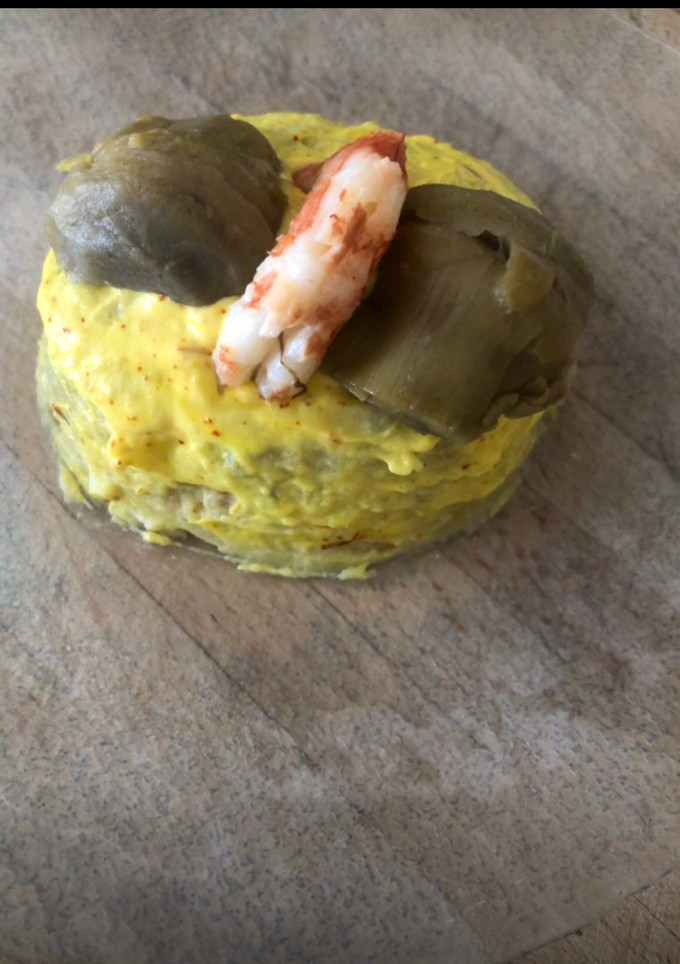 Una foto de Ensaladilla de alcachofas y langostinos 🦐 con mahonesa de azafrán