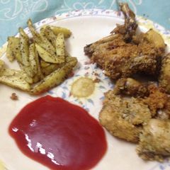 A picture of Crispy wings with fries 🍟.