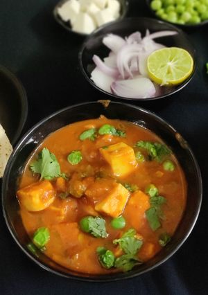 A picture of Dhaba style matar paneer.