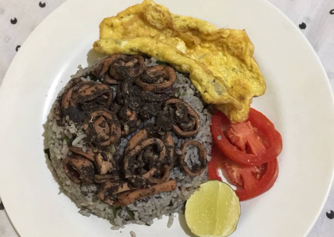 Nasi goreng dengan cumi hitam