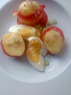 Una foto de Ensalada de papa con tomate y huevo