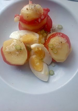 Una foto de Ensalada de papa con tomate y huevo