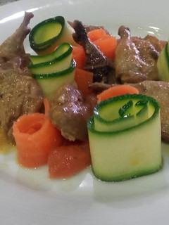 Una foto de Codornices en salsa con verduras