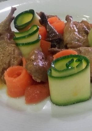Una foto de Codornices en salsa con verduras