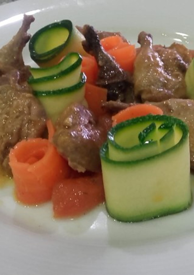 Una foto de Codornices en salsa con verduras