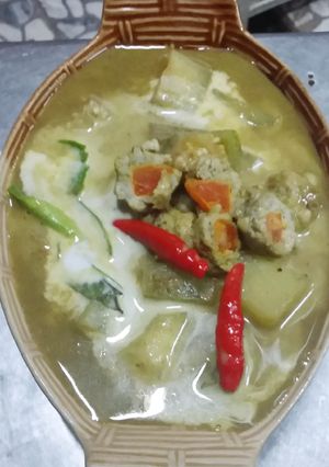 รูปของ แกงเขียวหวานลูกชิ้นไก่สับไข่เค็ม
