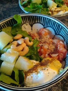 Una foto de Ensalada de verano con tártaro de salmón y crema de yogur