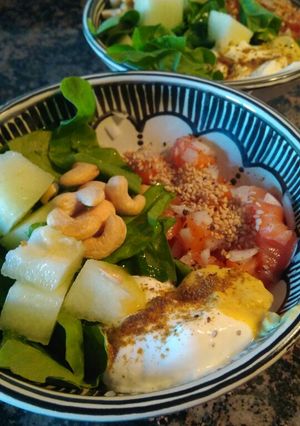 Una foto de Ensalada de verano con tártaro de salmón y crema de yogur