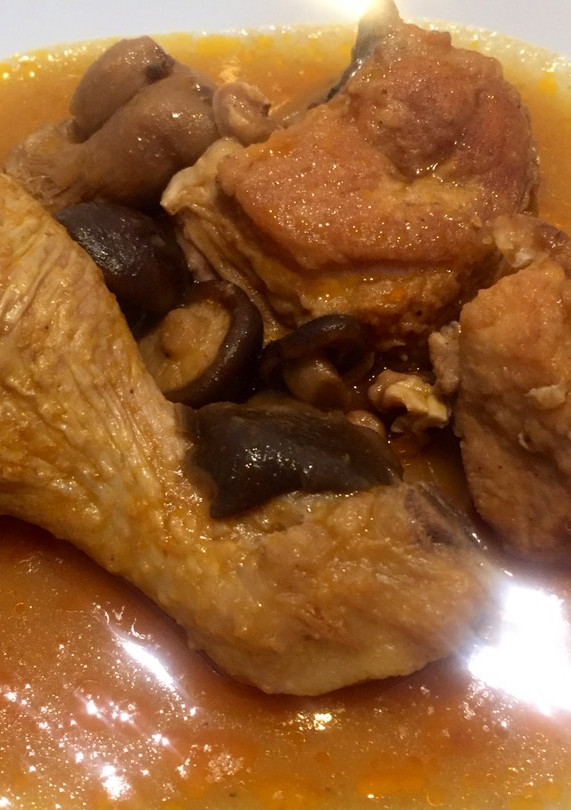Una foto de Pollo con setas