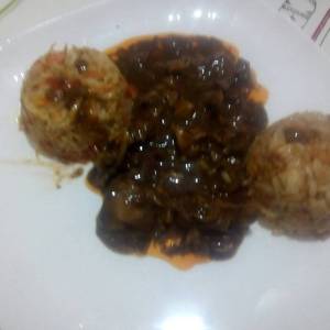 Arroz al estilo chino con verduras y calamares en su tinta