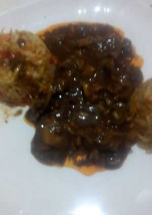 Foto principal de Arroz al estilo chino con verduras y calamares en su tinta 