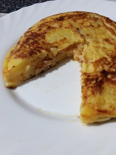 Una foto de Tortilla de patata y atún para dos