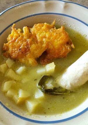 Una foto de TORTITAS DE POLLO EN SALSA VERDE 🐥