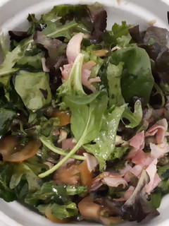 Una foto de Ensalada mezclum con bacon