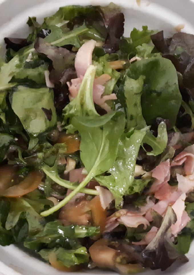 Una foto de Ensalada mezclum con bacon