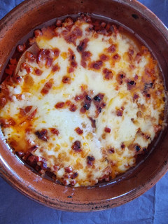 Una foto de Queso Provologne al horno con tomate y chorizo