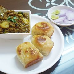 A picture of Kheema Pav.