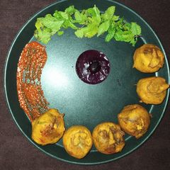 A picture of Mint Aloo Vada with Jamun chutney.