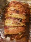 Rollo de carne de res molida relleno de jamón y queso