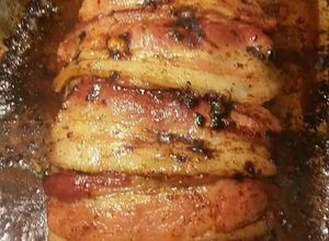 Una foto de Rollo de carne de res molida relleno de jamón y queso