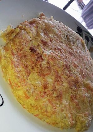 Una foto de Tortilla de papa y zanahoria
