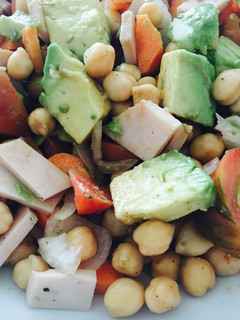 Una foto de Ensalada de garbanzos con pavo y aguacate
