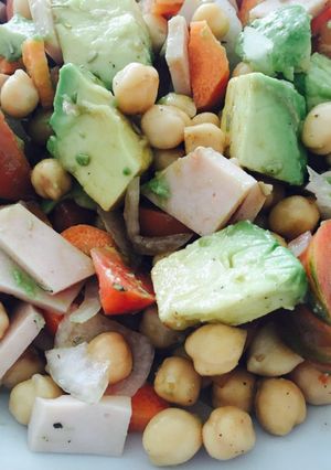Foto principal de Ensalada de garbanzos con pavo y aguacate