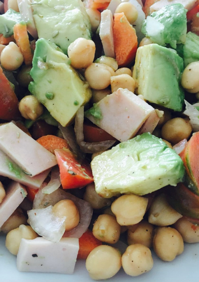Una foto de Ensalada de garbanzos con pavo y aguacate