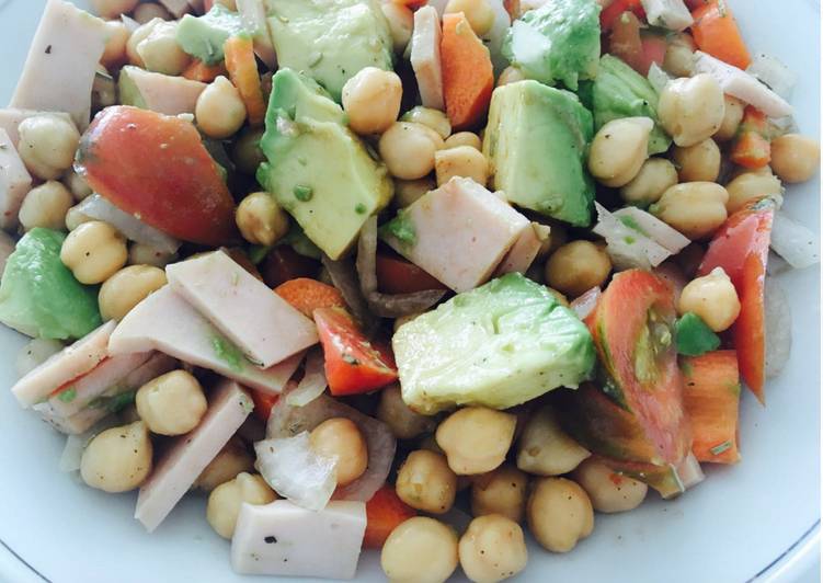 Ensalada de garbanzos con pavo y aguacate