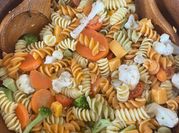 Una foto de ensalada de pasta de colores