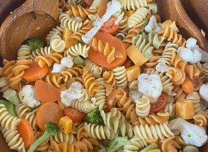 Una foto de Ensalada rotini tri color