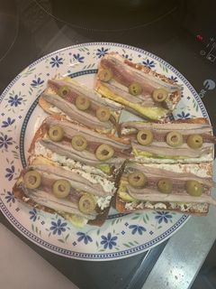 Una foto de Pincho de calabacín queso crema y antxoa