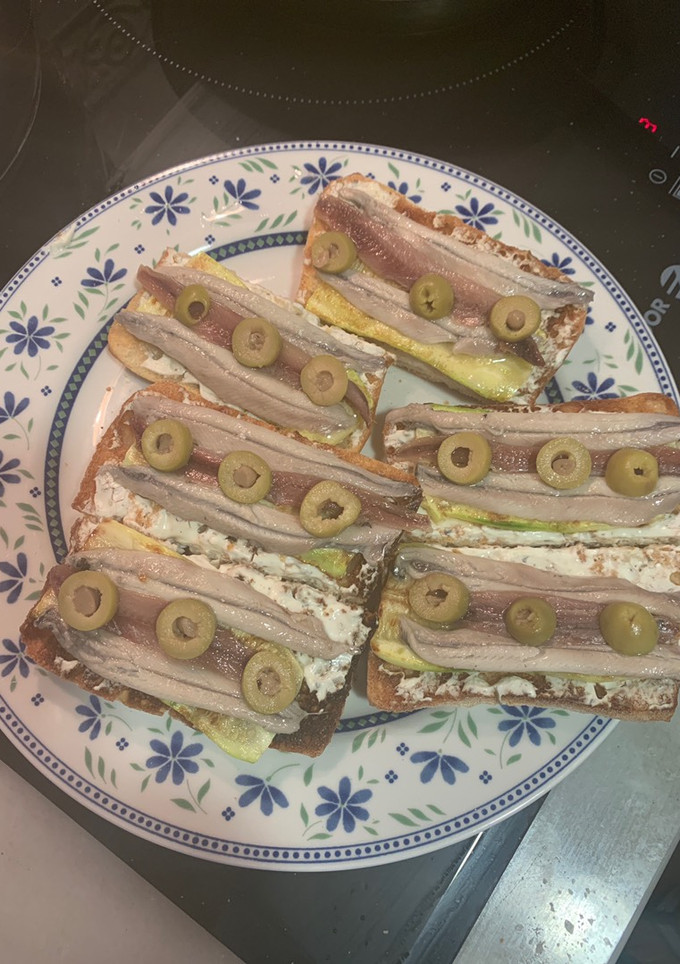 Una foto de Pincho de calabacín queso crema y antxoa