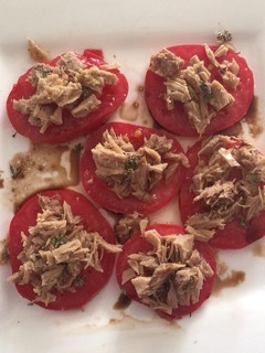 Una foto de Ensalada de tomate y atún