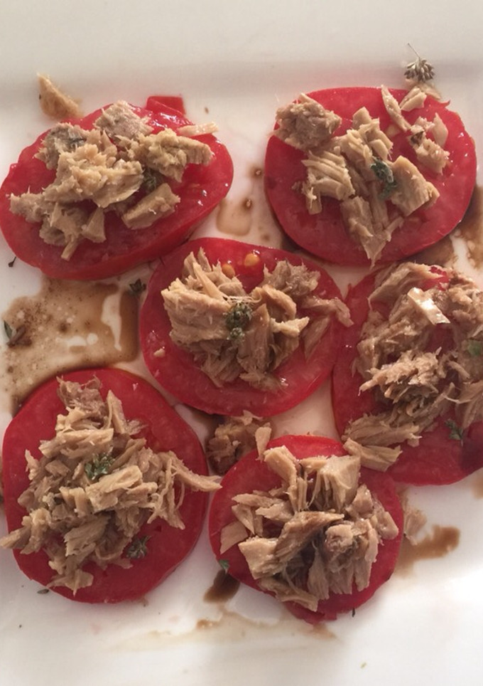 Una foto de Ensalada de tomate y atún