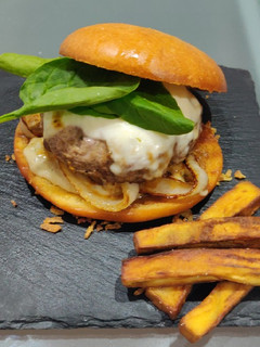 Una foto de Hamburguesa de ternera con salsa roquefort