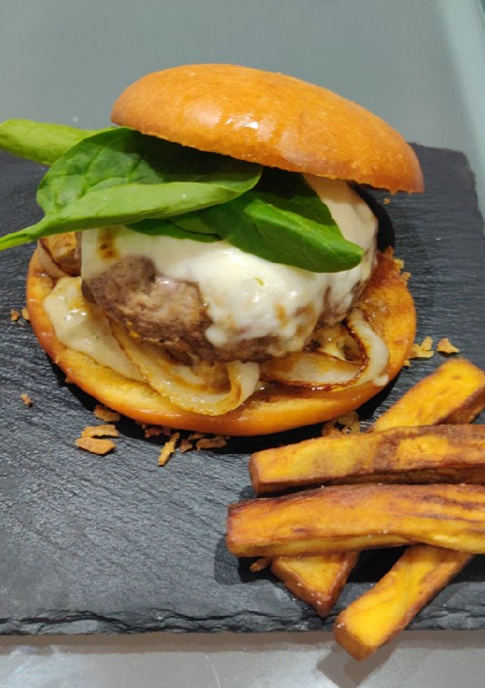 Una foto de Hamburguesa de ternera con salsa roquefort