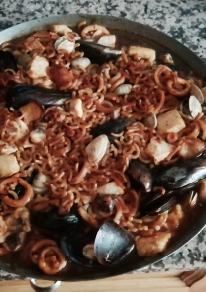 Una foto de Fideuá