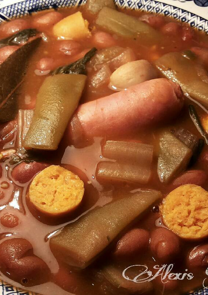 Una foto de Alubias pintas, con acelgas y salchichas frescas