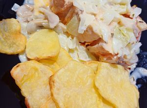 Una foto de Arrollado de pollo con papas y champiñones