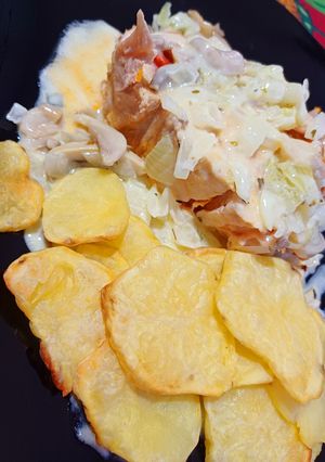 Una foto de Arrollado de pollo con papas y champiñones