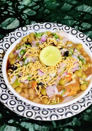 A picture of Aloo Tikki Masala Chaat.