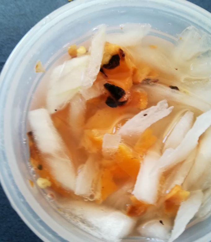 Una foto de Chile habanero curtido con cebolla