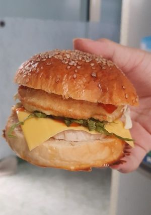 Hình của món Bánh Hamburger+ bánh cua (công thức không nhồi bột).