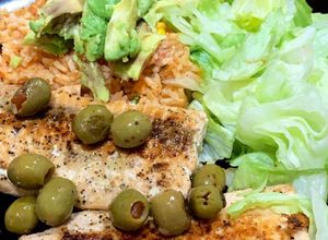 Una foto de Salmón con aceitunas